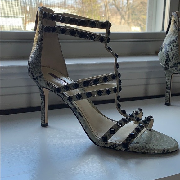 BCBG 7.5 snakeskin gray and white 3 inch heels - Picture 2 of 3